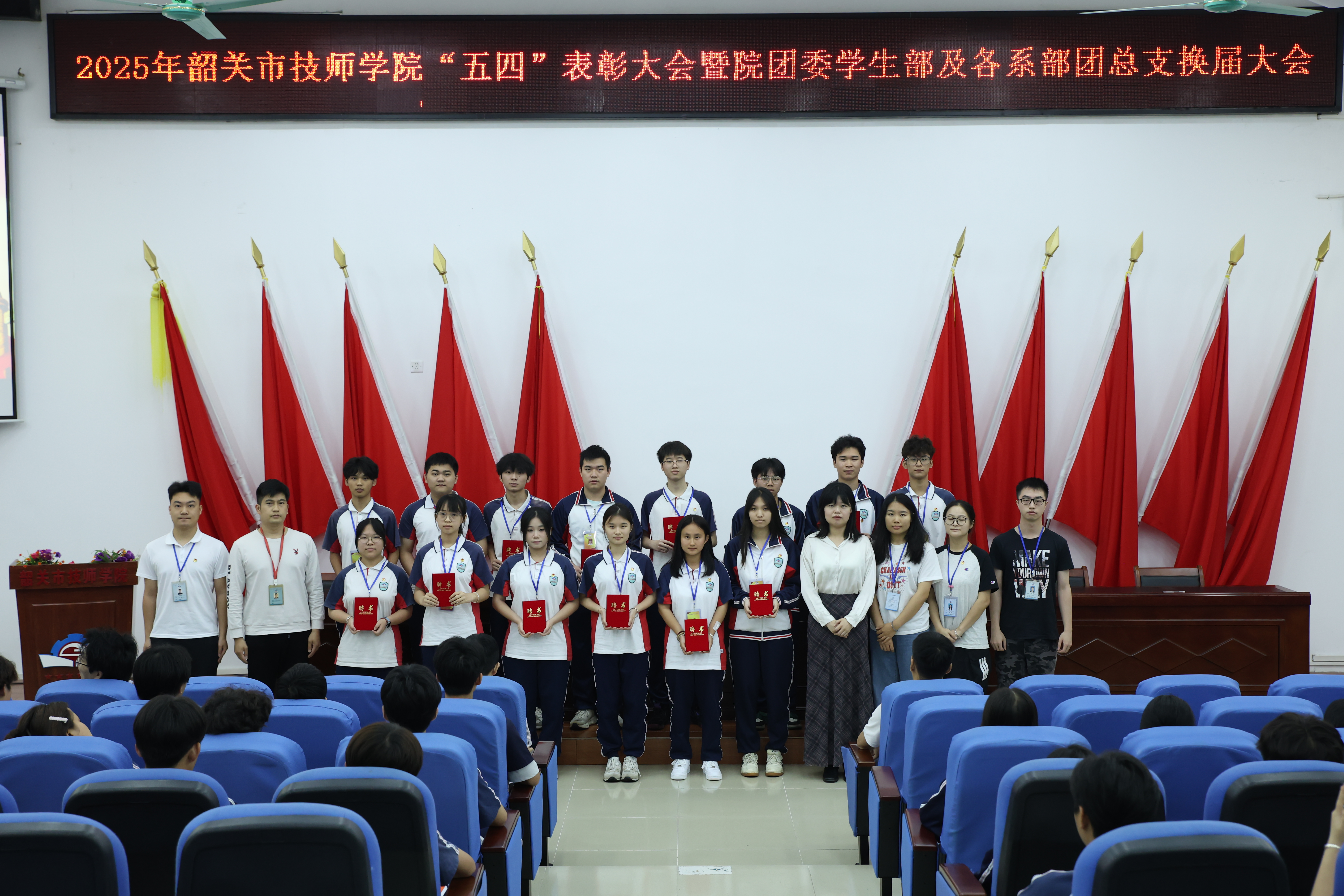 图4：为新团干颁发聘书。.JPG