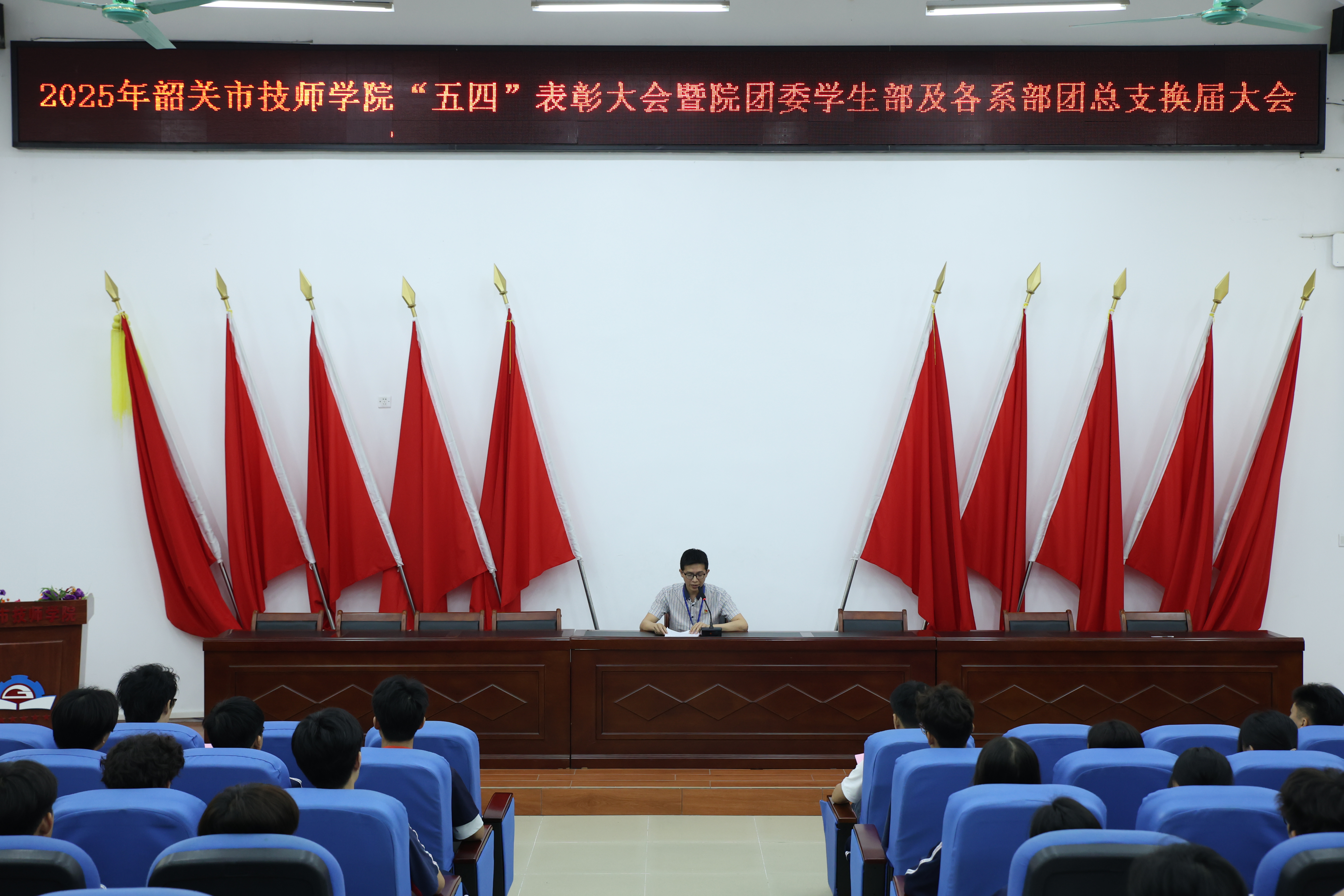 图1：宣读表彰决定。.JPG