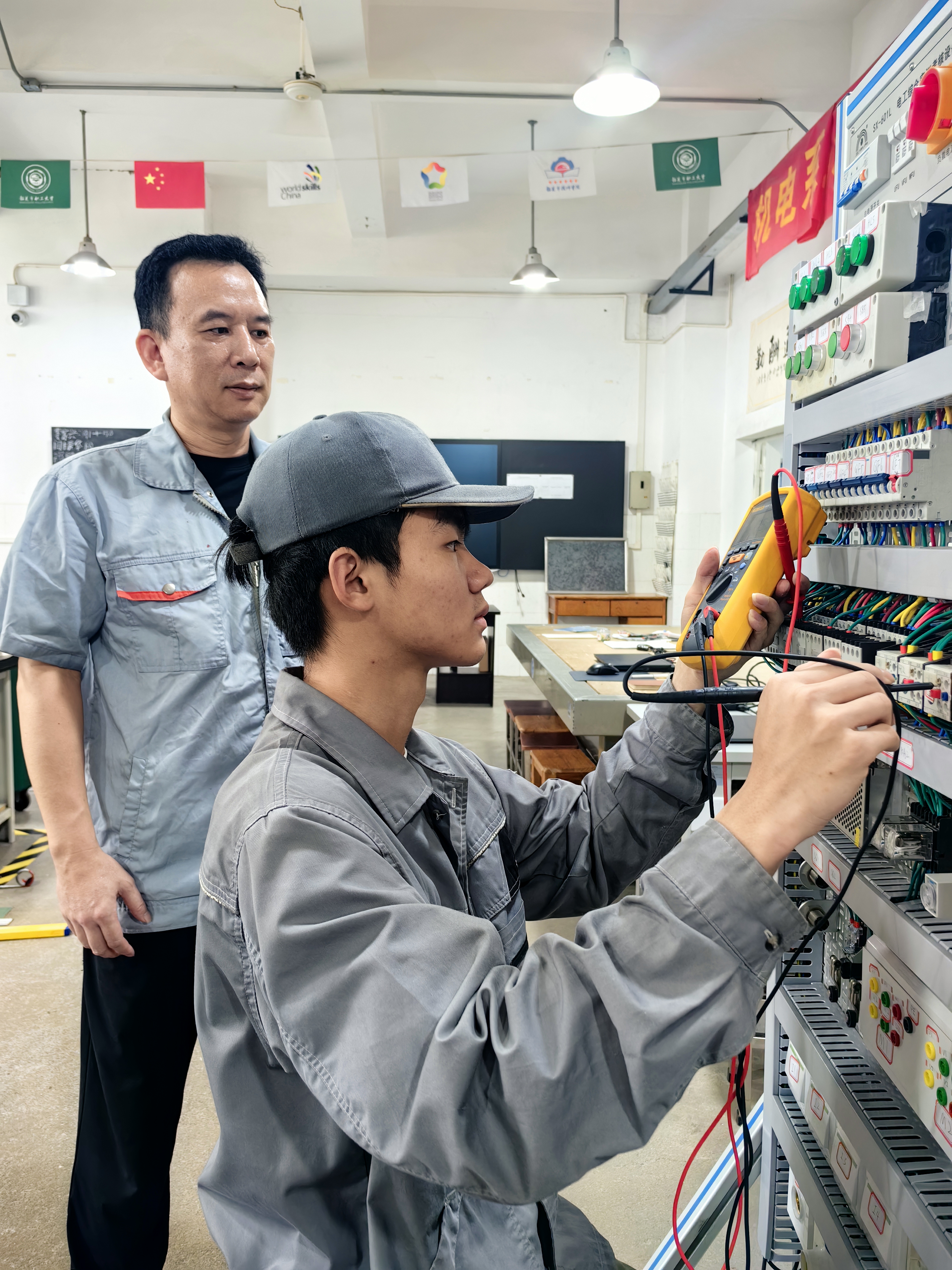 2.备赛中，钟恩教练对模块二——故障查找方法进行训练指导。.jpg
