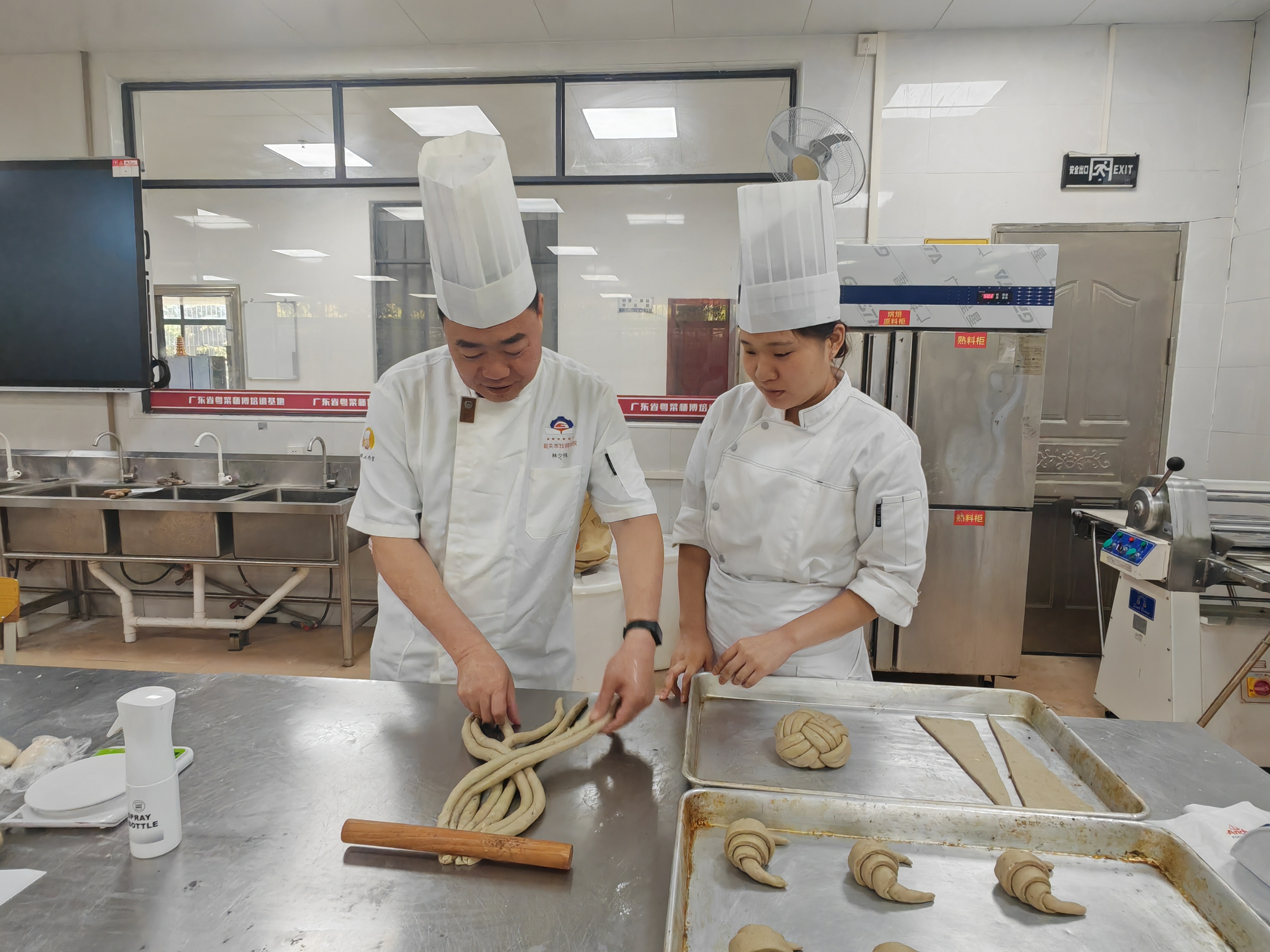 6.赛前辫包制作训练.jpg 6.赛前辫包制作训练.jpg