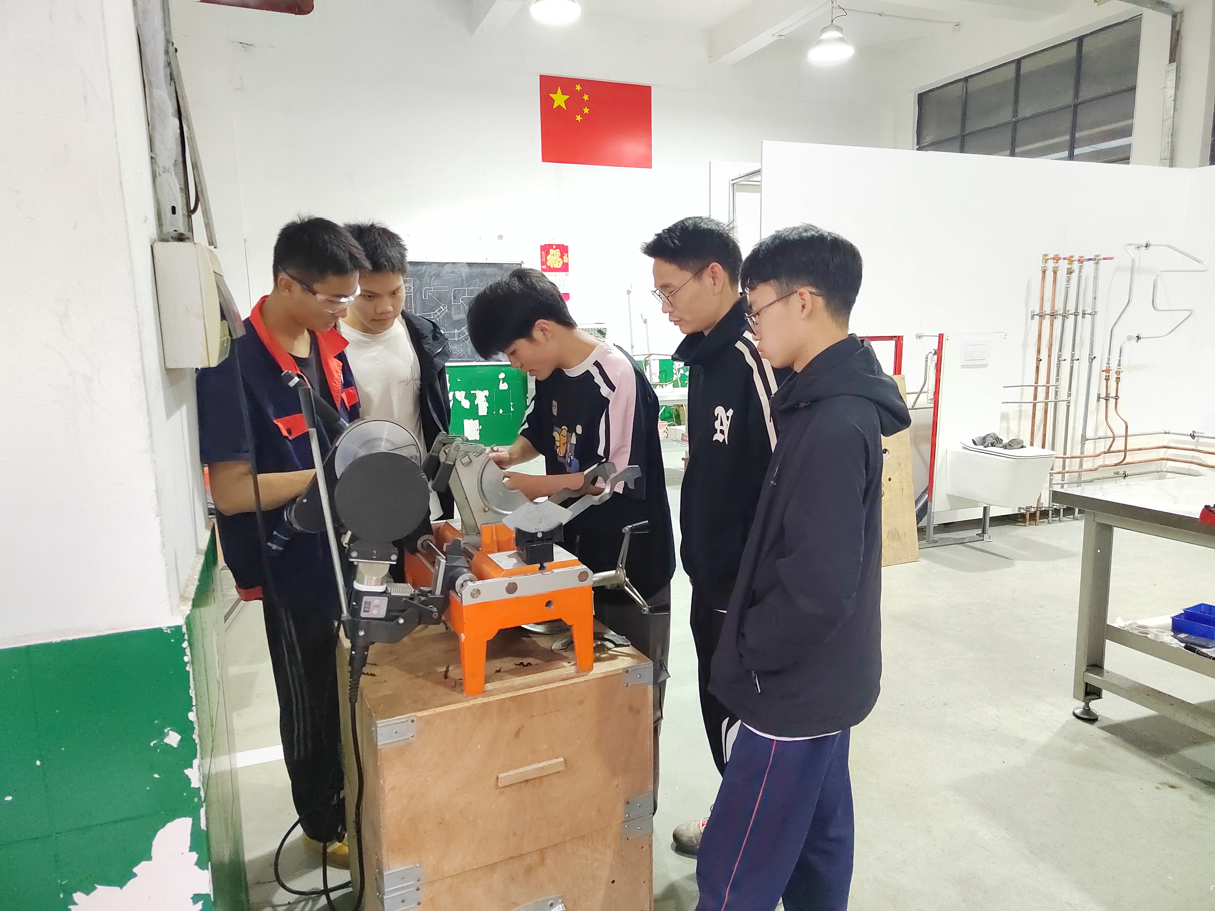 1.备赛中，谢丙忠教练指导邝海鑫进行HDPE管热熔焊接。.jpg