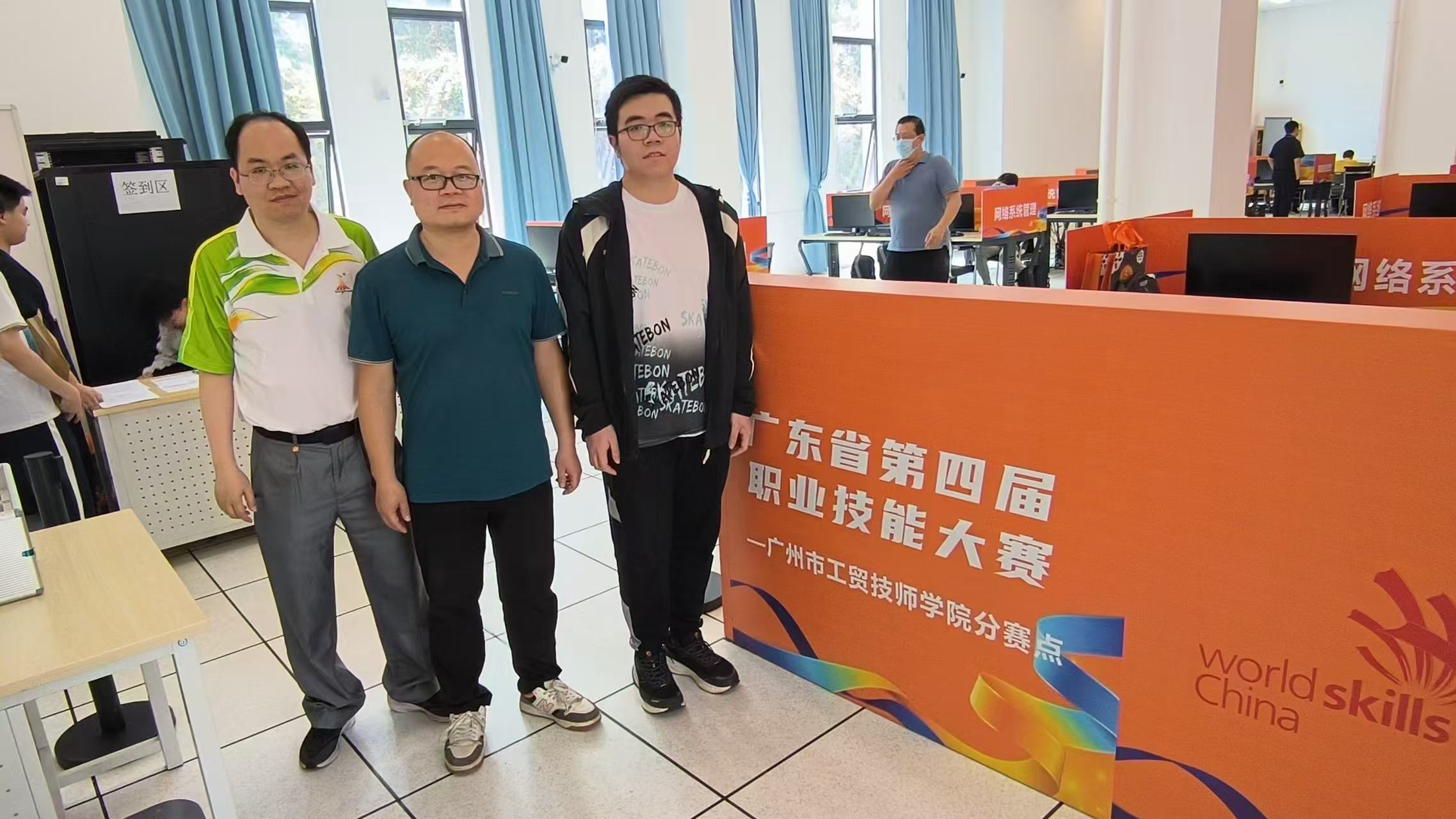 3.钟元淇与教练陈景辉老师、领队陈明老师合影。.jpg