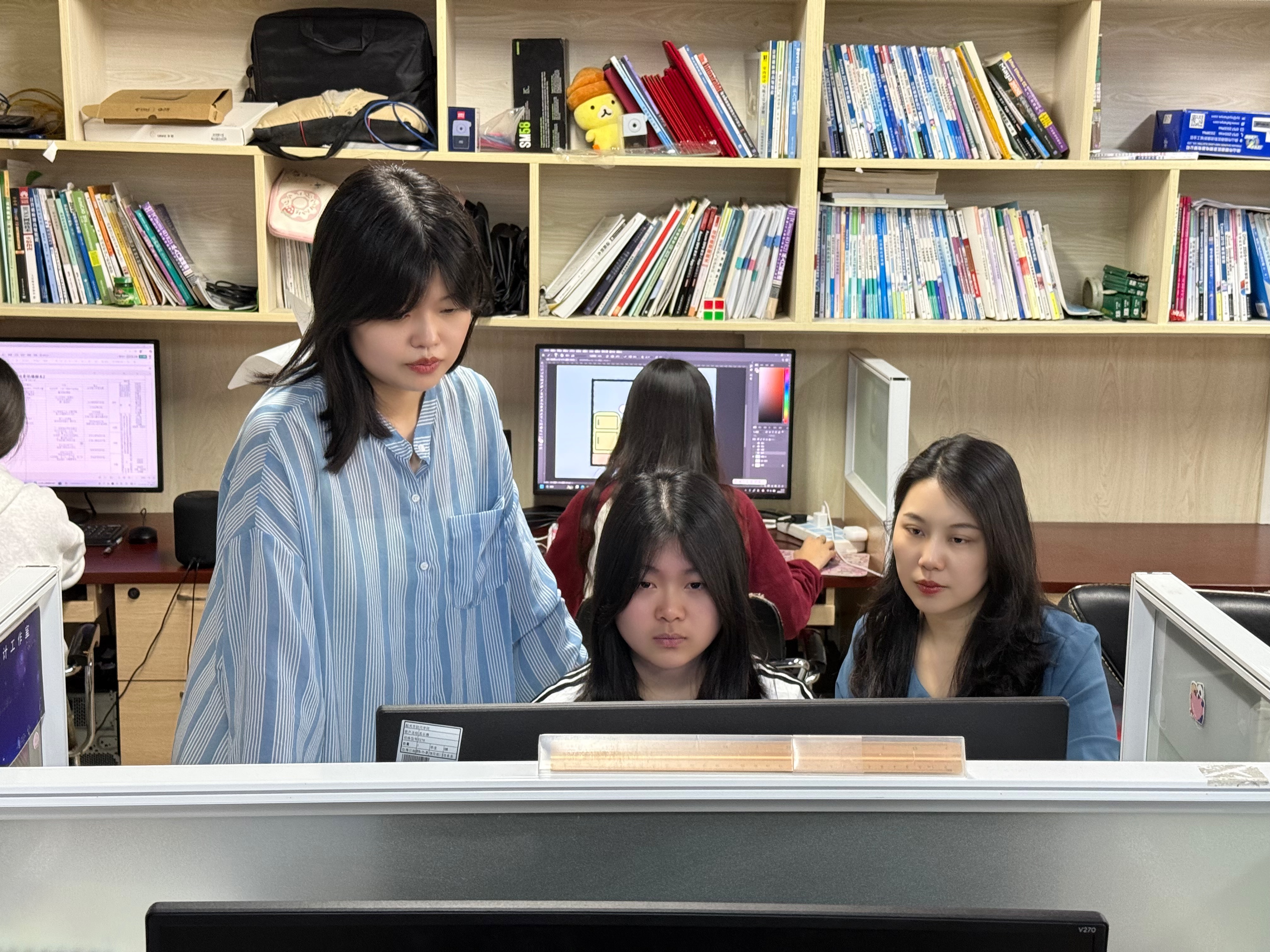 4.教练指导选手训练的日常（左：主教练吴贺清老师 中：选手 右：教练刘佳老师。.jpeg