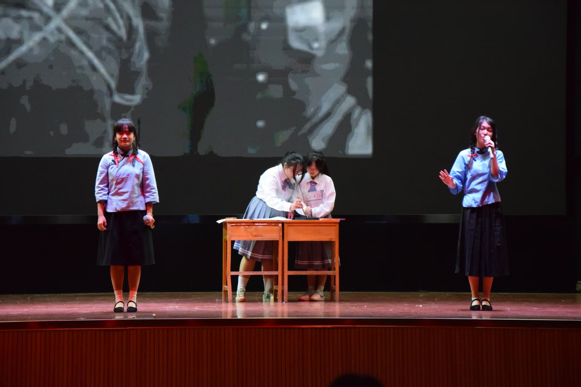 图片8《 不朽的芳华 致敬刘胡兰》。.jpg