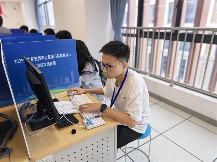 张世峰选手现场试机照片.jpg 张世峰选手现场试机照片.jpg