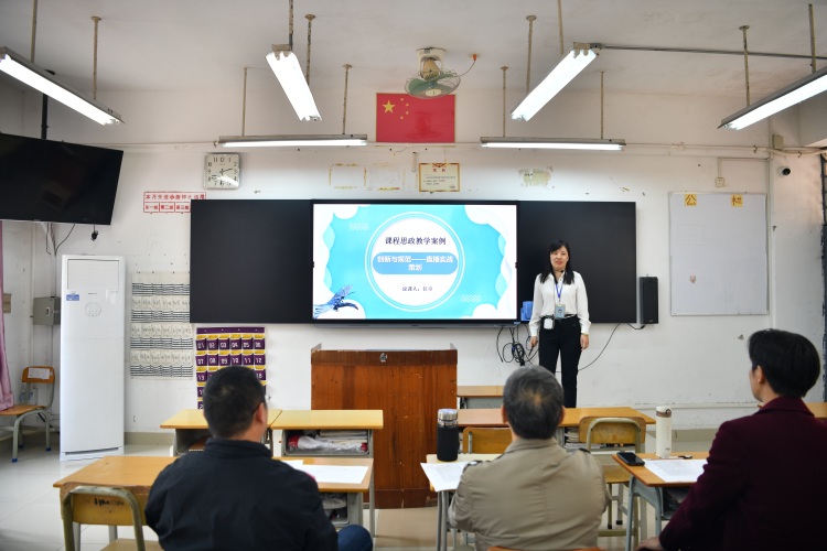 说课现场2.jpg 说课现场2.jpg