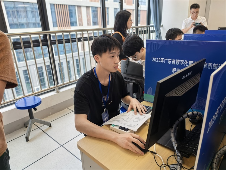 谢日健选手现场试机照片.jpg 谢日健选手现场试机照片.jpg