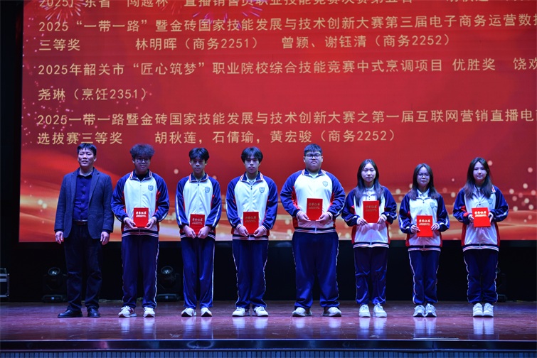 4技能大赛获奖选手。.JPG 4技能大赛获奖选手。.JPG