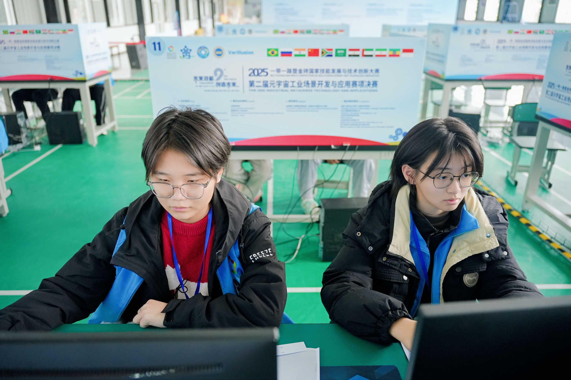 选手黄夏媛(左)、黎慧祺(右)在赛场中沉着应对。.jpeg 选手黄夏媛(左)、黎慧祺(右)在赛场中沉着应对。.jpeg