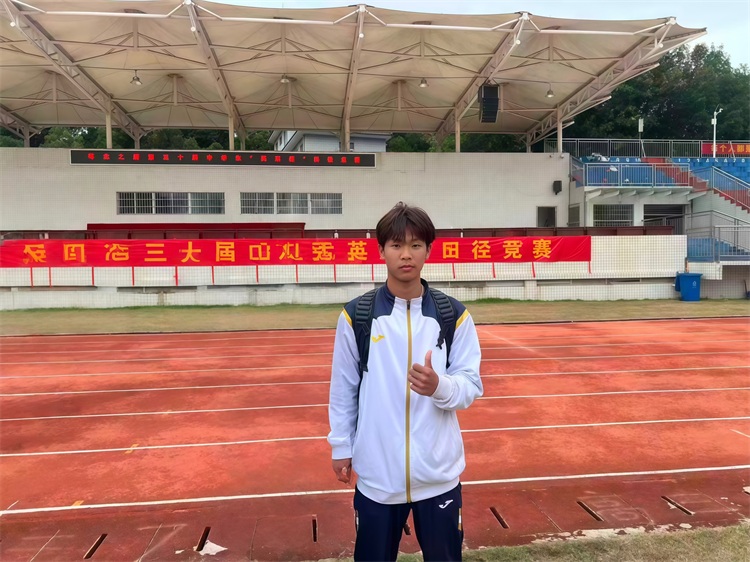 图1徐志源同学荣获男子110米栏高中组第一名。.jpg 图1徐志源同学荣获男子110米栏高中组第一名。.jpg