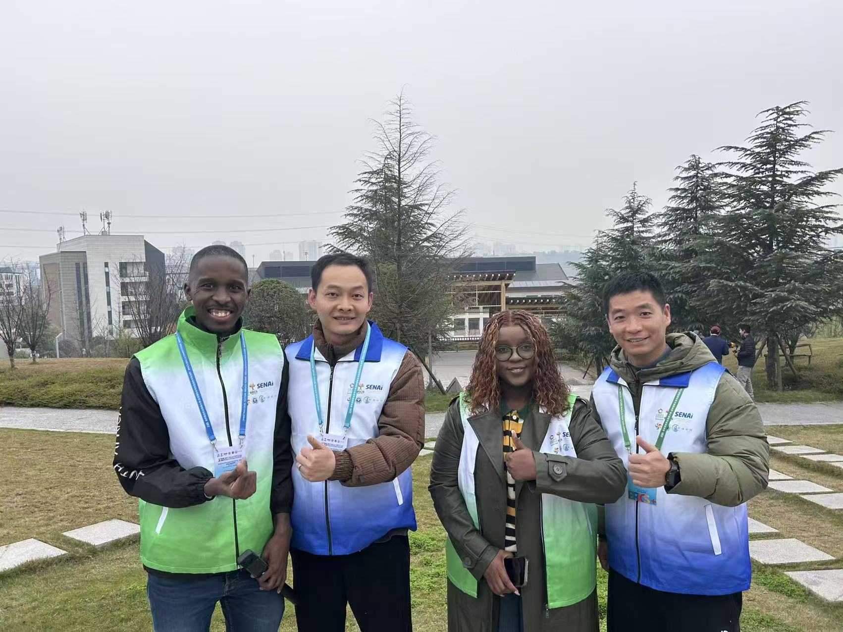 2.陈景涛(左二)、朱冬腾(右一)两位老师与南非选手合影。.jpg 2.陈景涛(左二)、朱冬腾(右一)两位老师与南非选手合影。.jpg