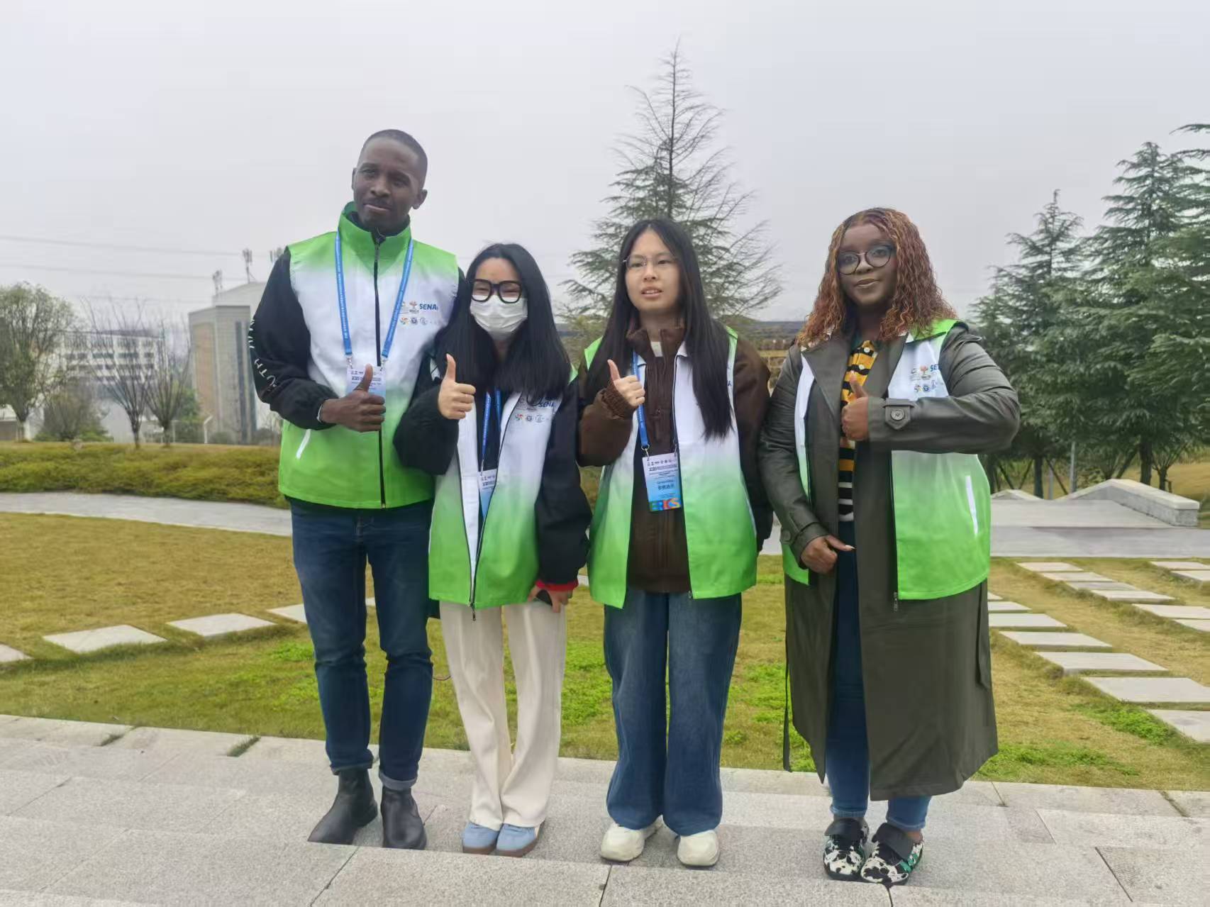 3.我院选手与南非选手合影;吴雨丽(左二)、梁旖雯(左三)。.jpg 3.我院选手与南非选手合影;吴雨丽(左二)、梁旖雯(左三)。.jpg