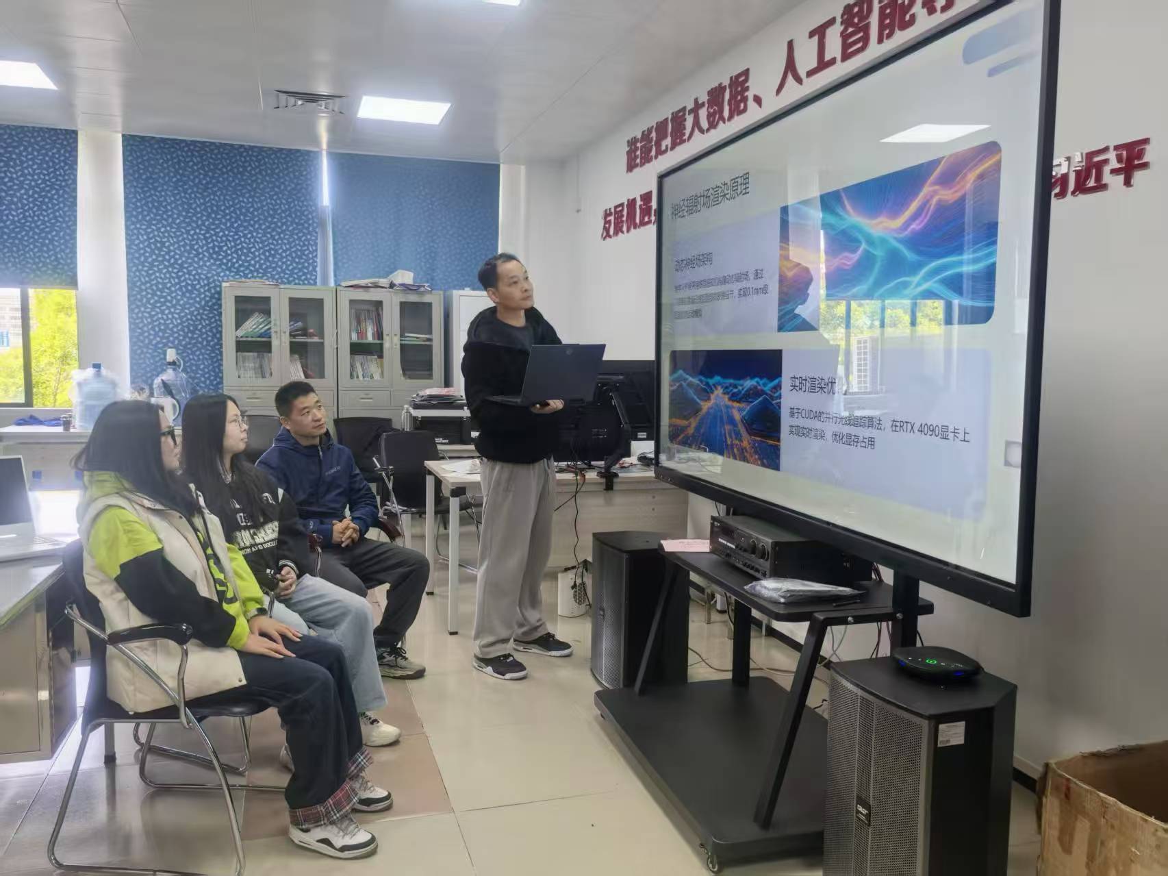 4.我院选手梁旖雯、吴雨丽针对模块二进行专项训练。.jpg 4.我院选手梁旖雯、吴雨丽针对模块二进行专项训练。.jpg