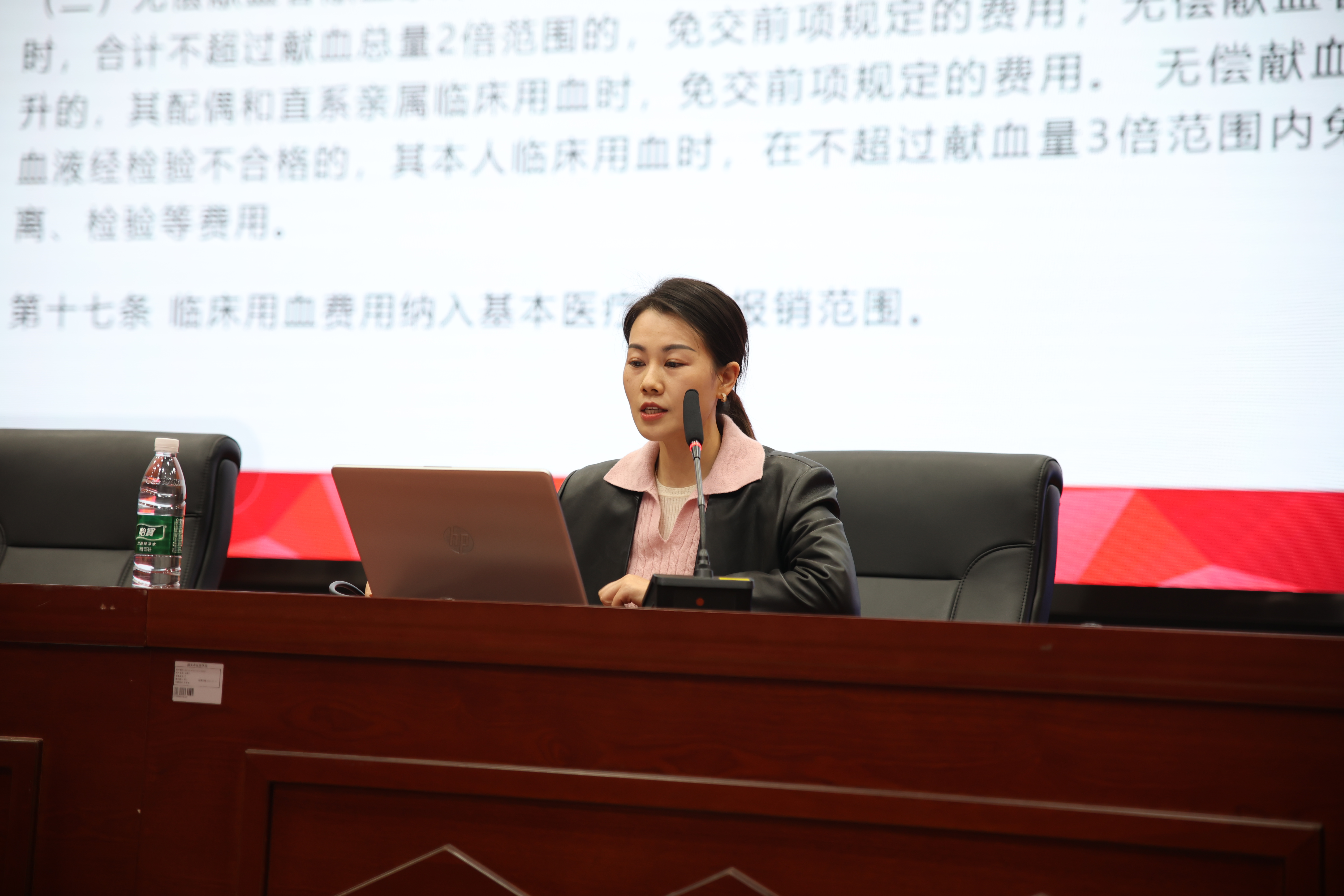 图2 市中心血站宣讲员卿梦灵为师生们带来生动而深刻的无偿献血宣讲.JPG