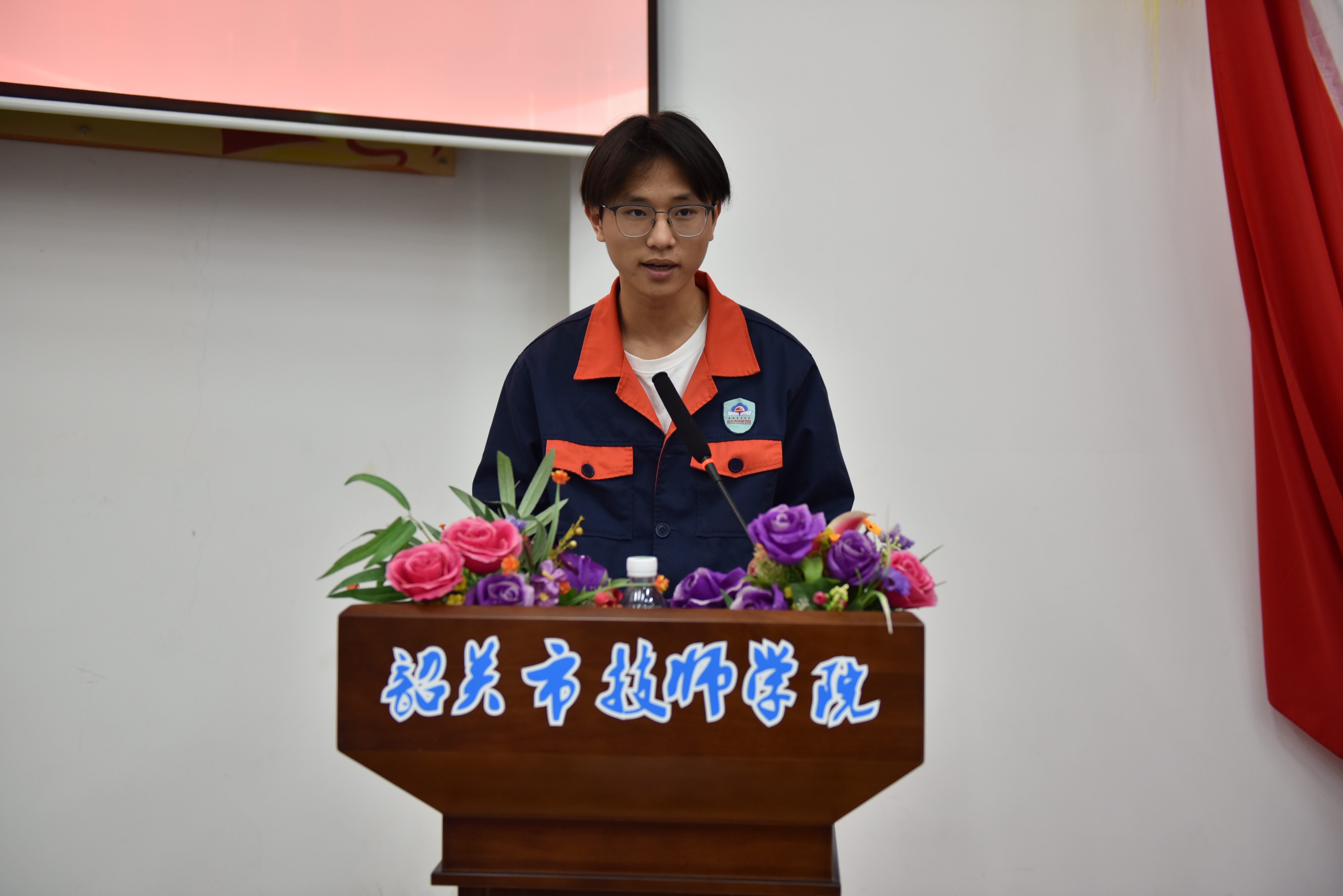 3.“智家工程师”订单班学生代表张文峰发言。(1).jpg 3.“智家工程师”订单班学生代表张文峰发言。(1).jpg