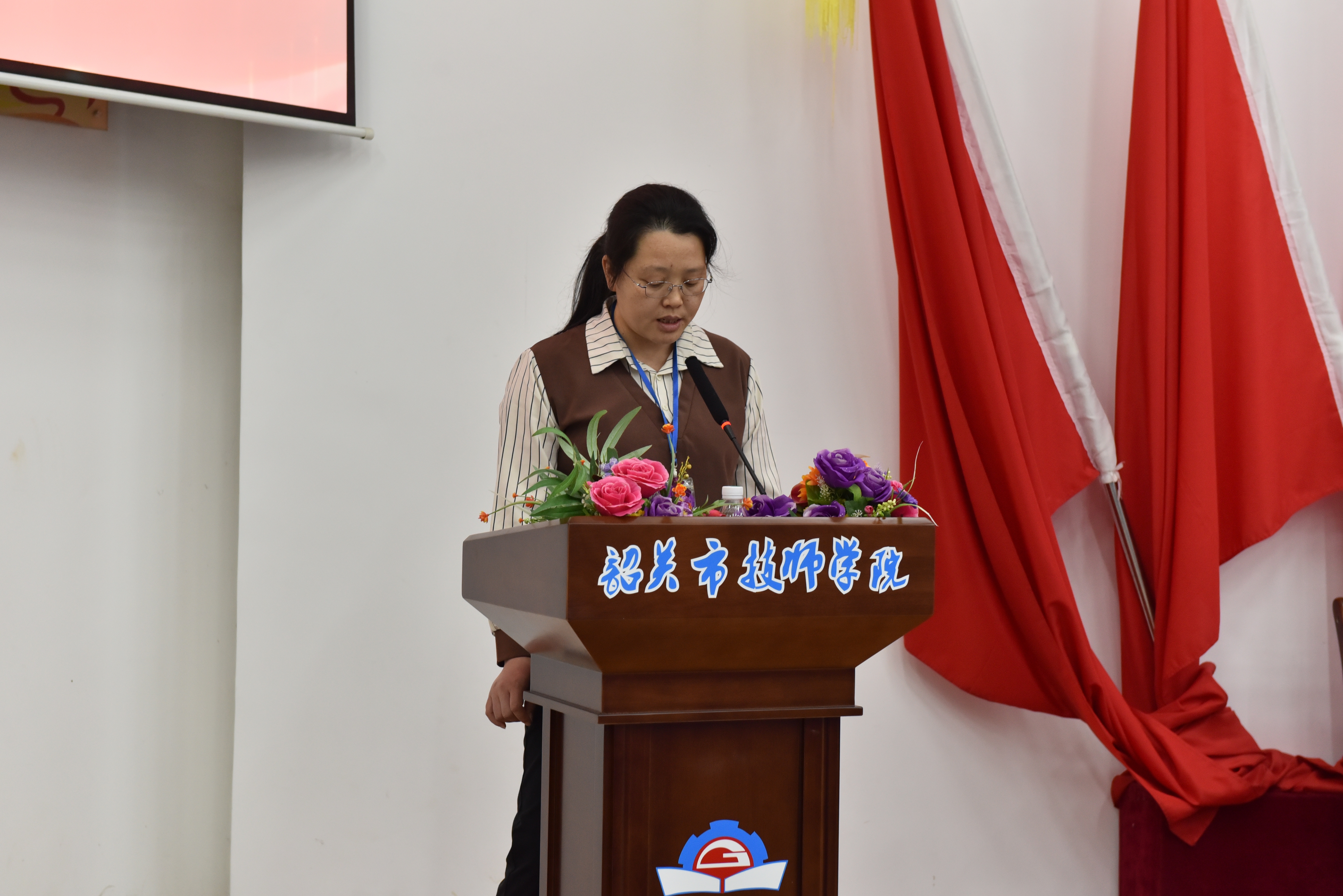 4.“智家工程师”订单班教师代表董细凤发言。(1).JPG 4.“智家工程师”订单班教师代表董细凤发言。(1).JPG