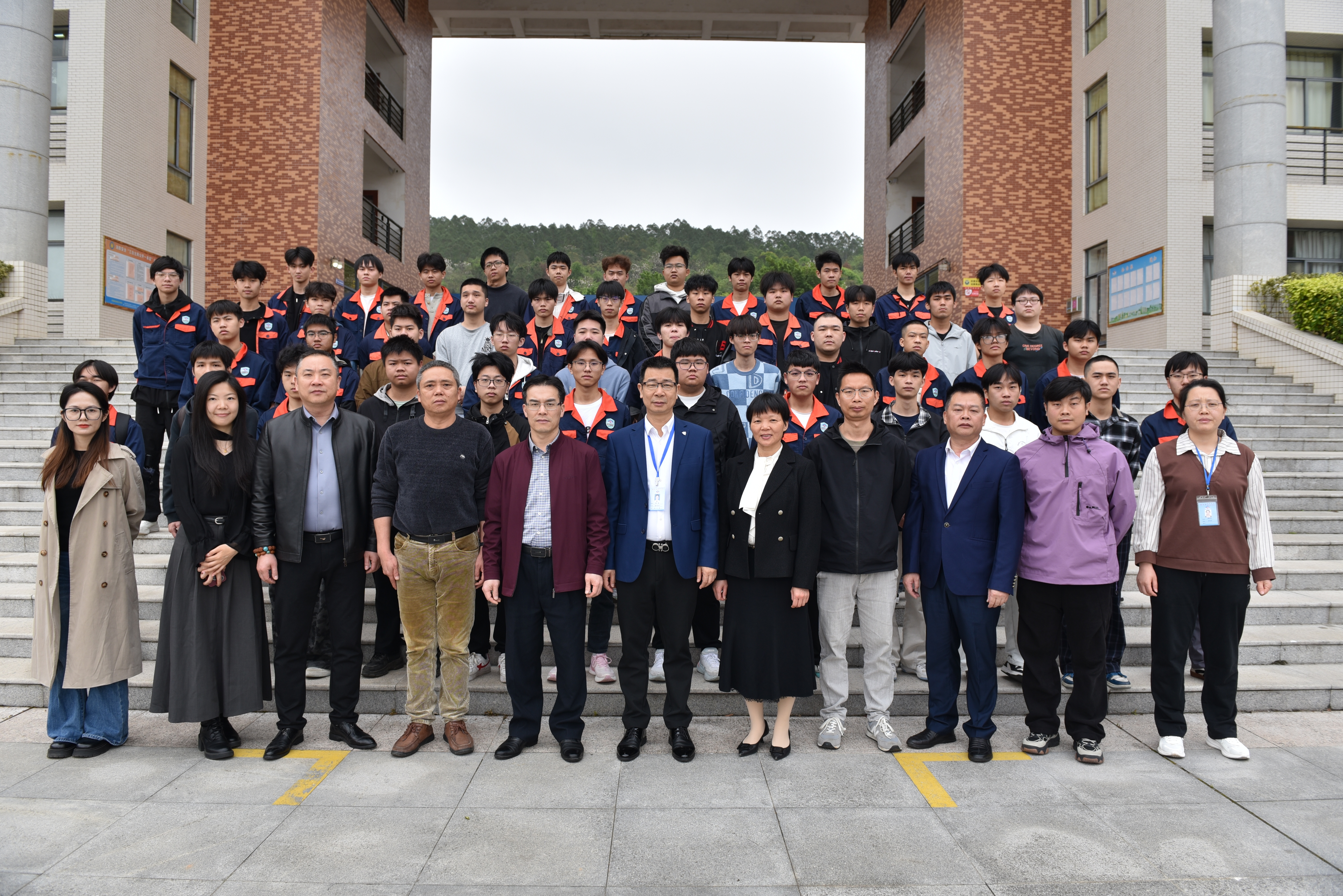 7.“智家工程师”订单班开班仪式合照。(1).jpg 7.“智家工程师”订单班开班仪式合照。(1).jpg