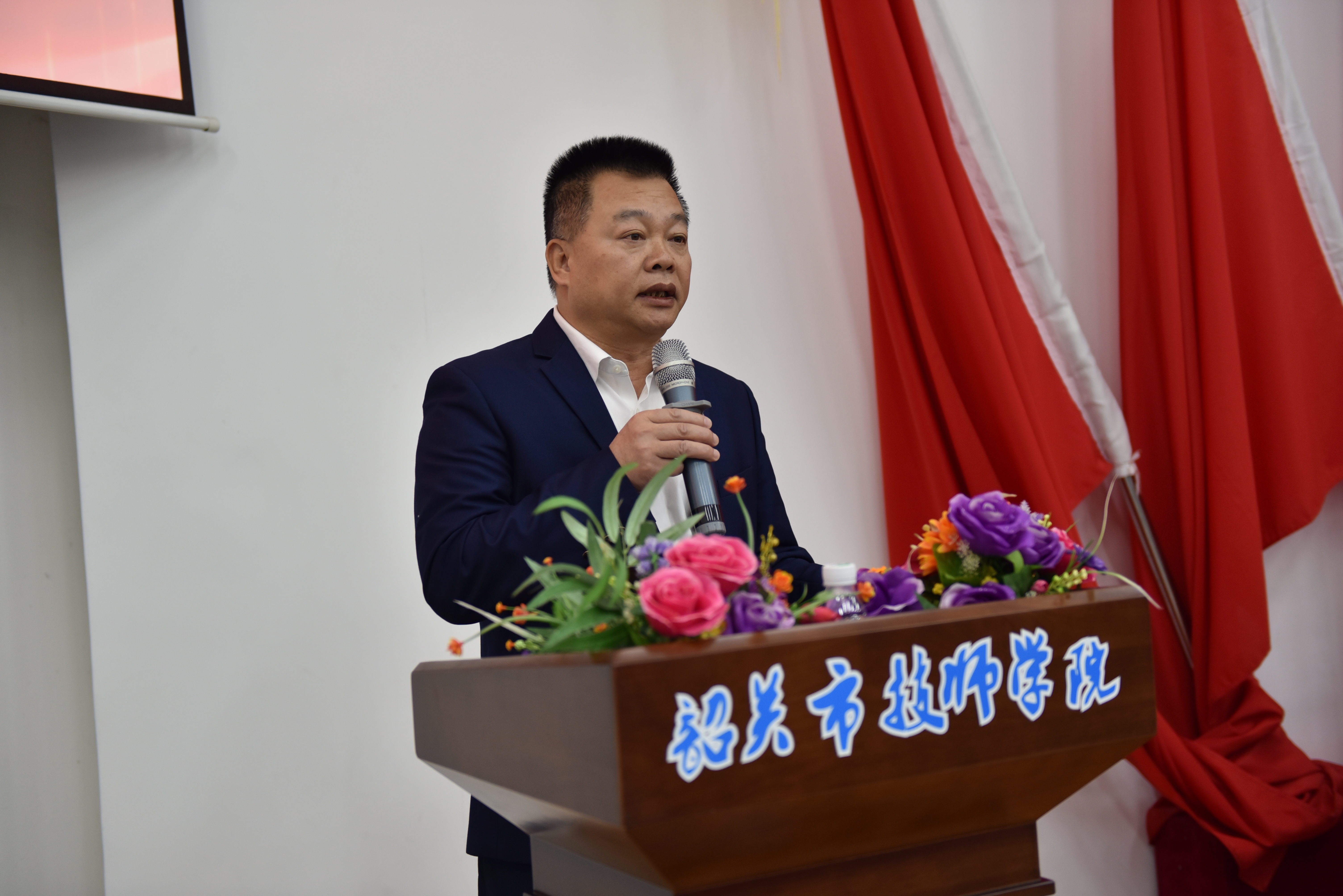 2.招生就业科副科长黄飞主持仪式。(1).jpg 2.招生就业科副科长黄飞主持仪式。(1).jpg