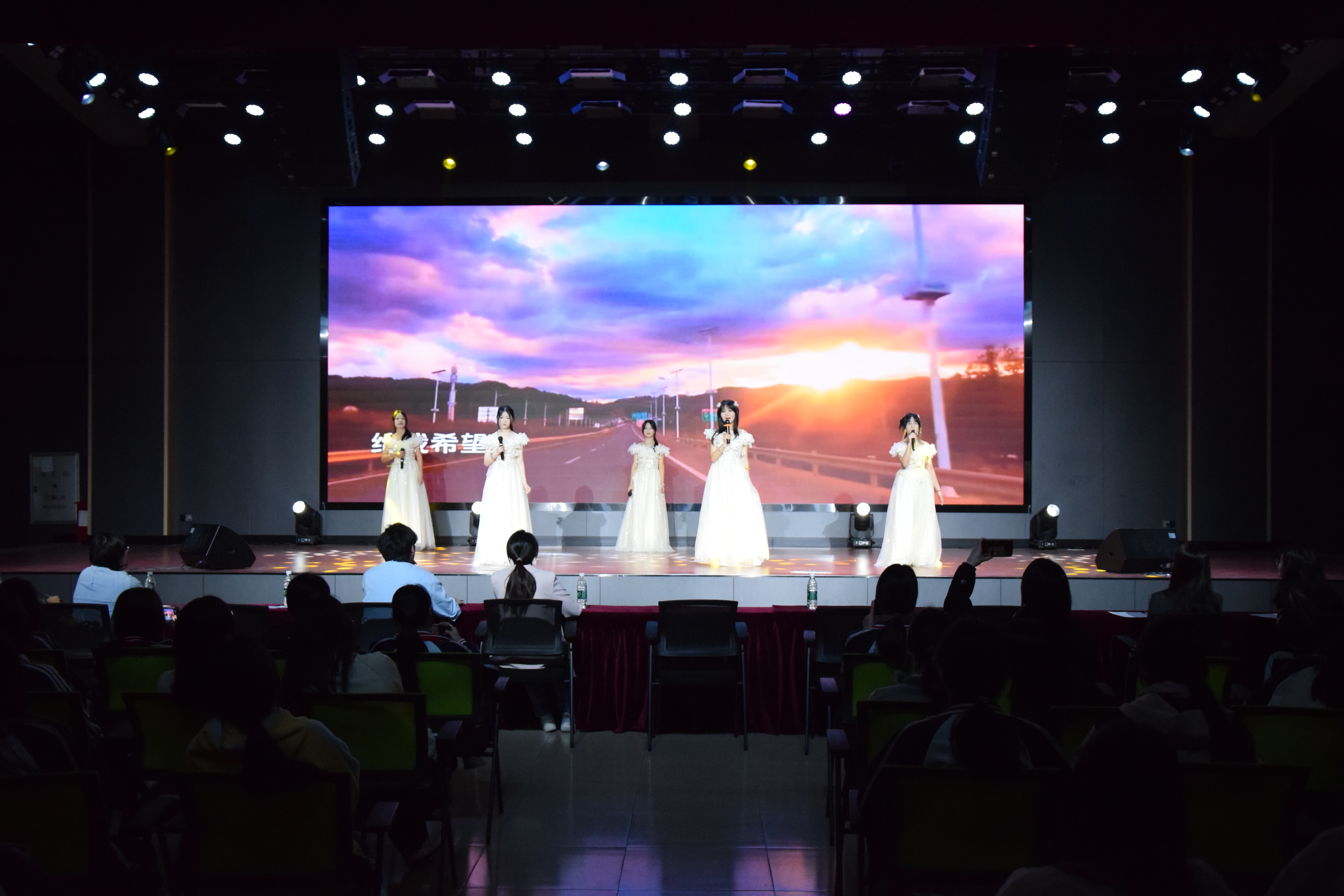 14.健管2252 《隐形的翅膀》.jpg 14.健管2252 《隐形的翅膀》.jpg