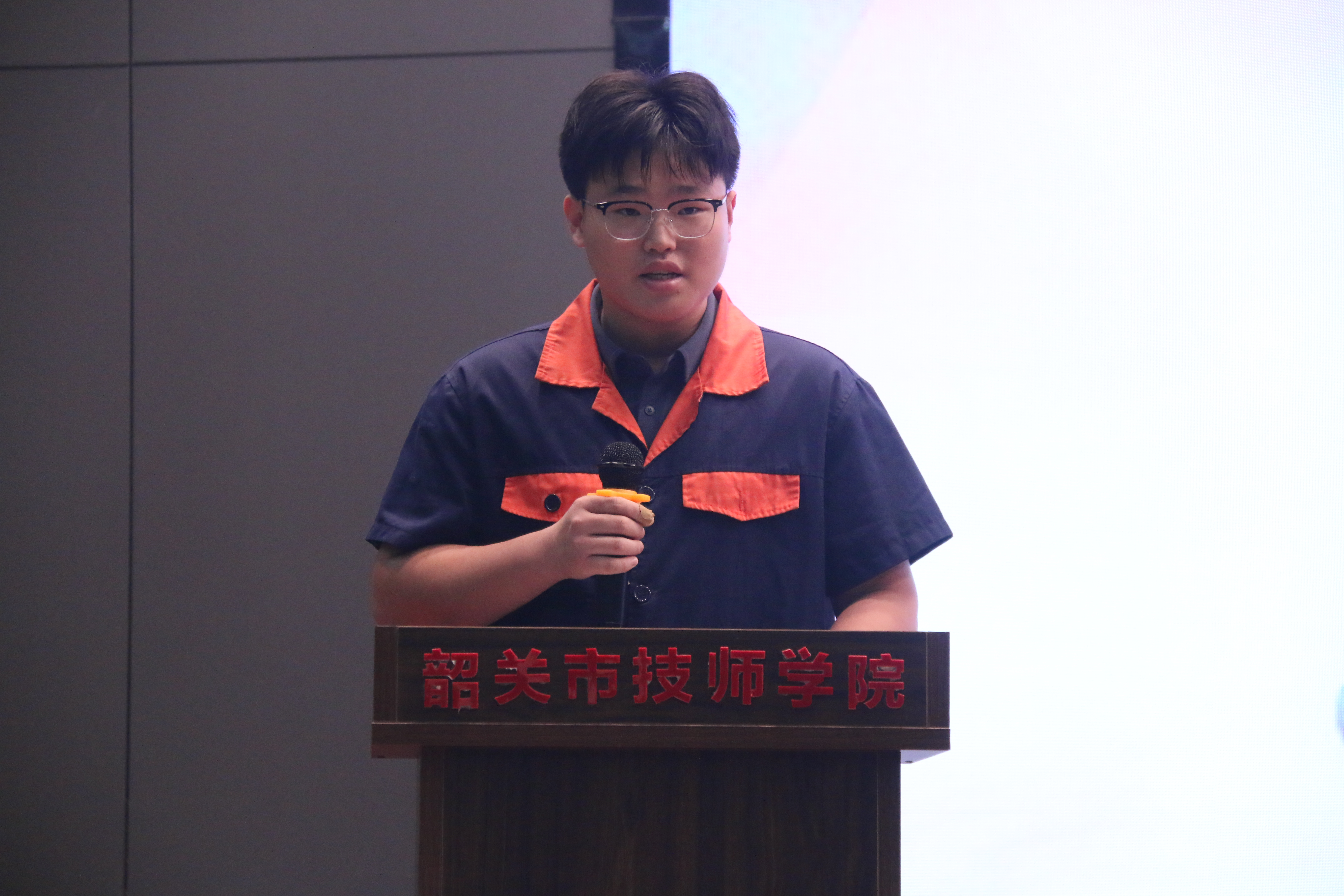 2毕业生代表分享成长感悟。.JPG