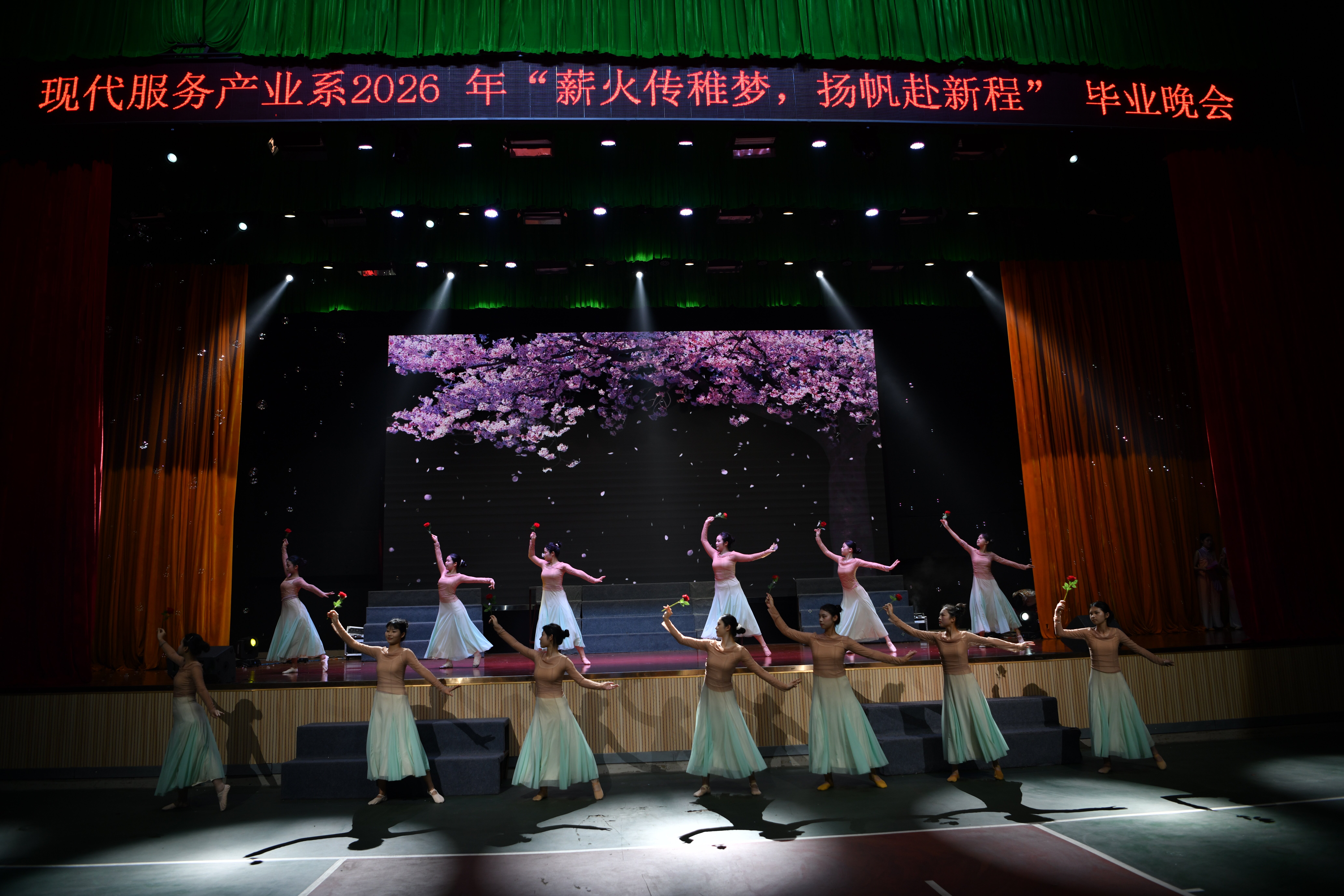 2.系舞蹈队《以青春之舞》.jpg 2.系舞蹈队《以青春之舞》.jpg