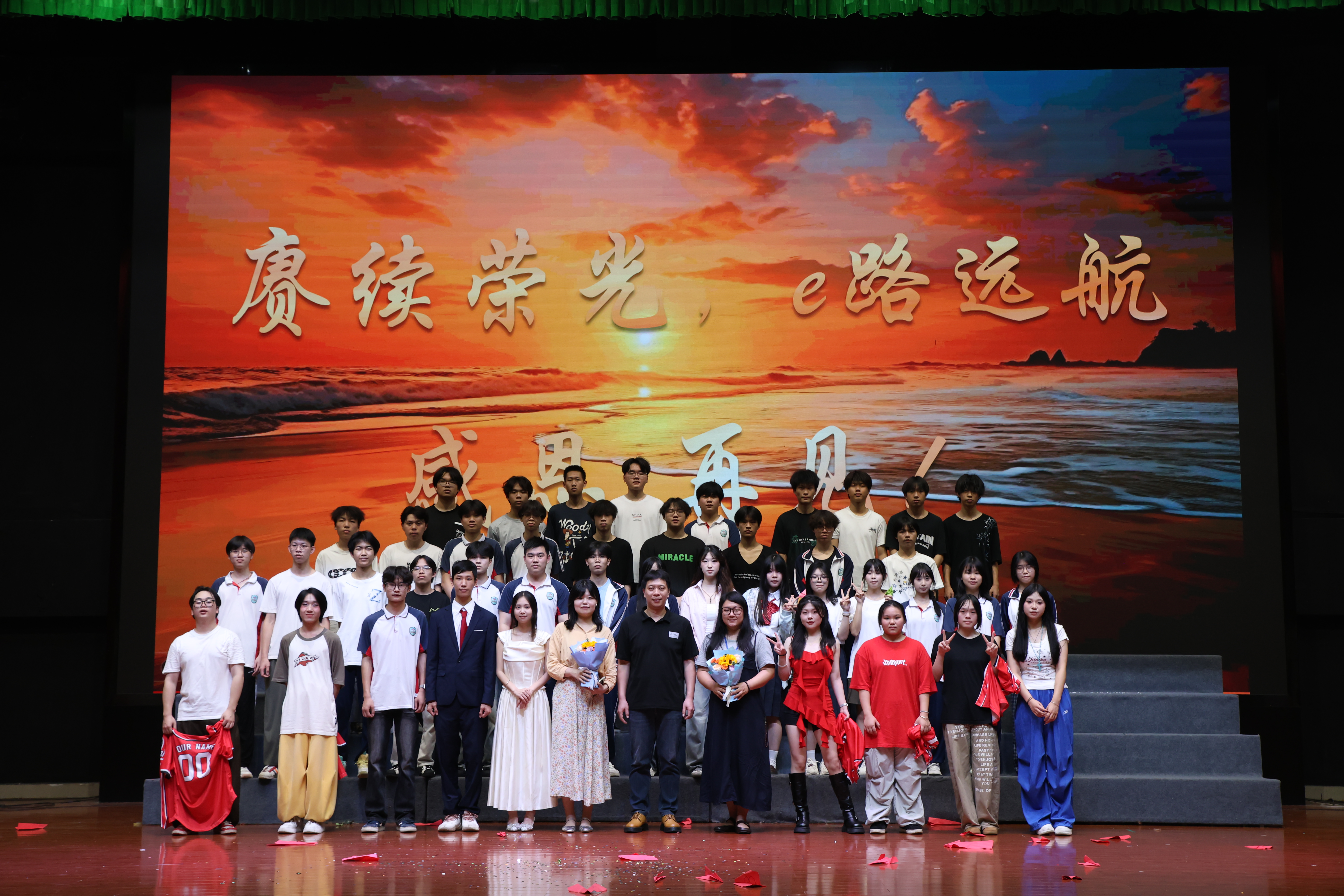 晚会部分演职人员与工作人员合影.JPG 晚会部分演职人员与工作人员合影.JPG