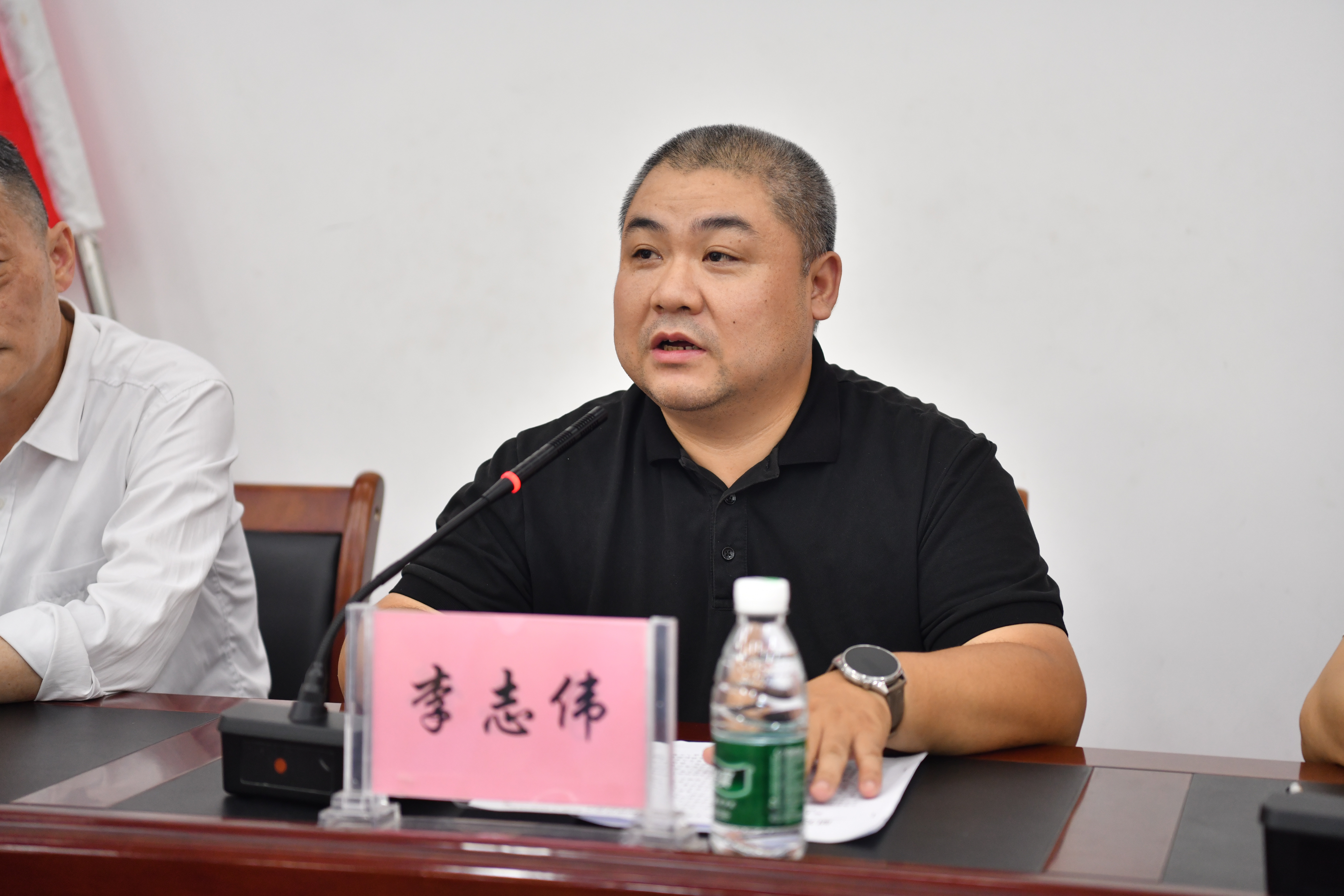 3.市人社局职业能力建设科科长李志伟讲话图(1).jpg 3.市人社局职业能力建设科科长李志伟讲话图(1).jpg