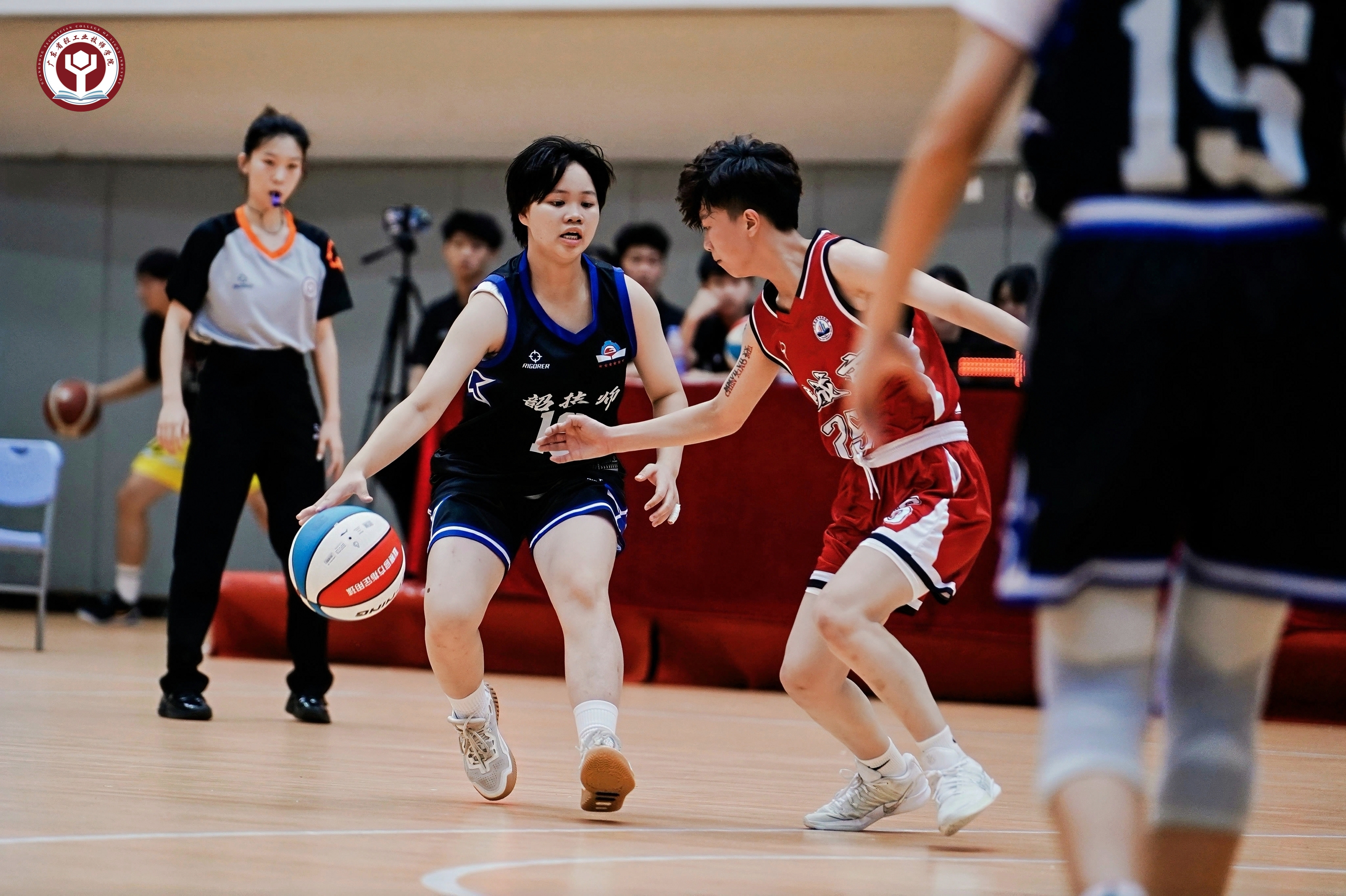 图二 我院女子篮球队（蓝色球衣）驰骋赛场.jpg