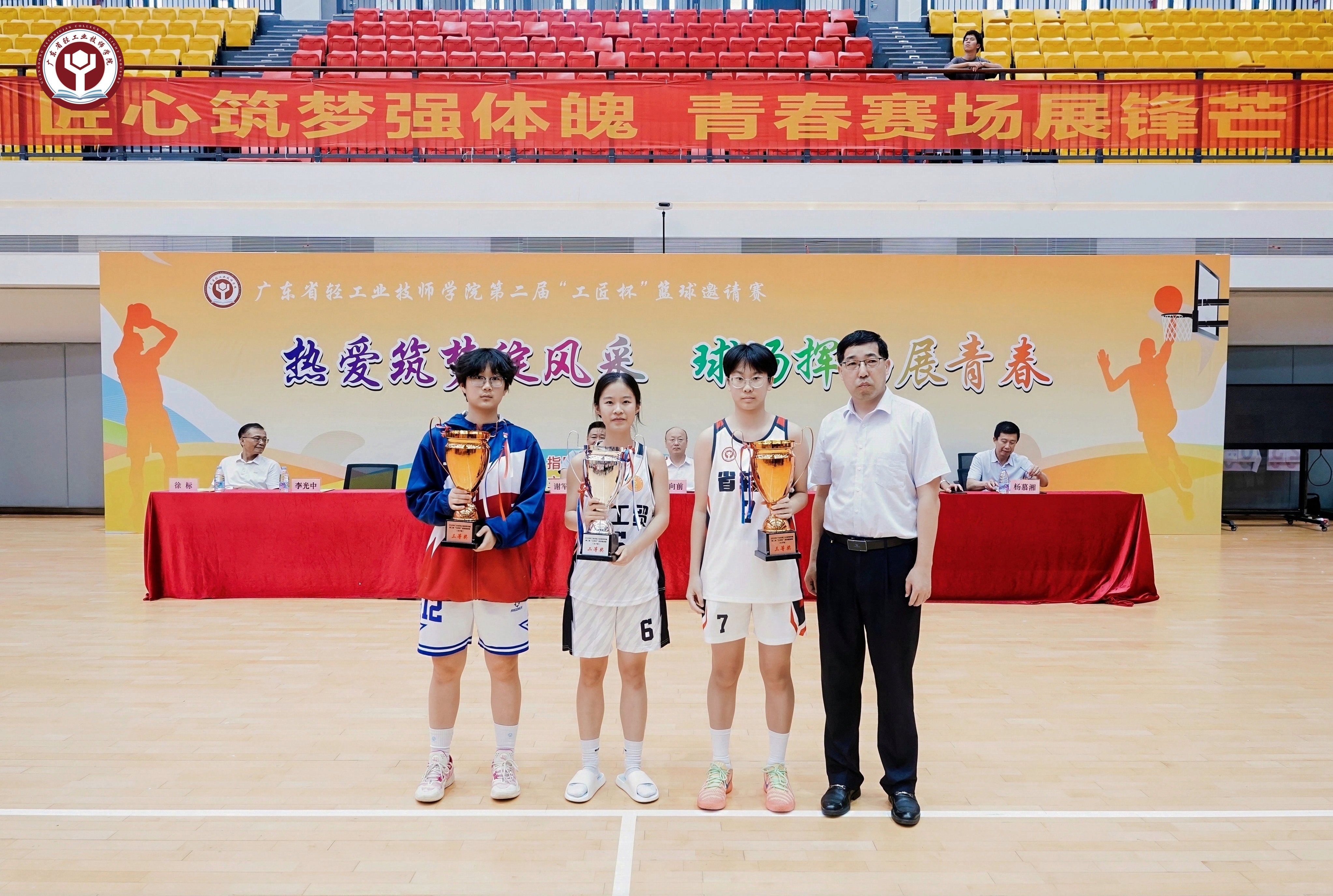 图五 我院女子篮球队员代表（ 左一）上台领奖.jpg