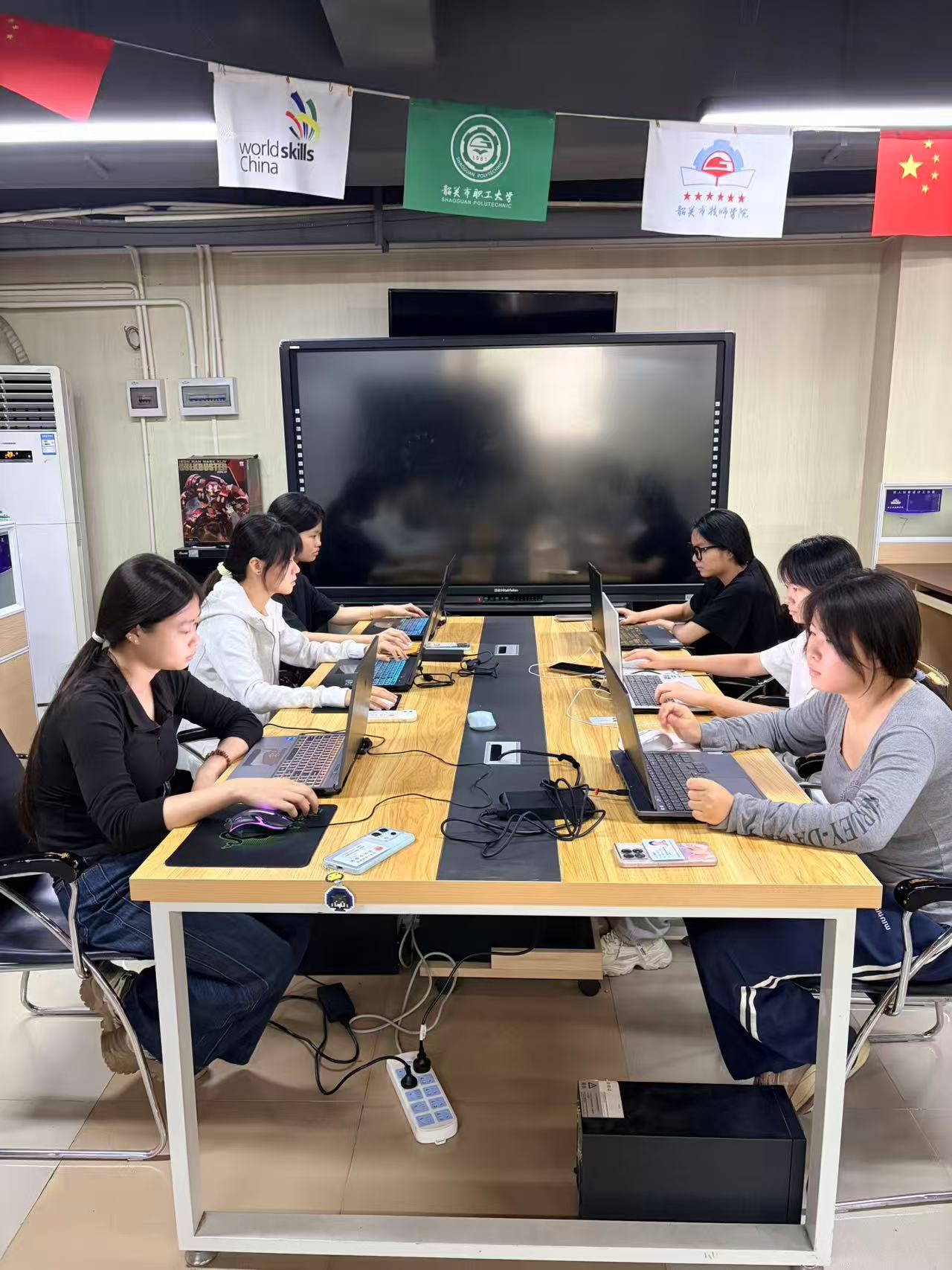 我院选手张思敏(左一外)、周果(左二)、张紫莹(左三)、雷慧娟(右一外)、刘乐妍(右二)、吴雨丽(右三)日常训练中。.jpg 我院选手张思敏(左一外)、周果(左二)、张紫莹(左三)、雷慧娟(右一外)、刘乐妍(右二)、吴雨丽(右三)日常训练中。.jpg