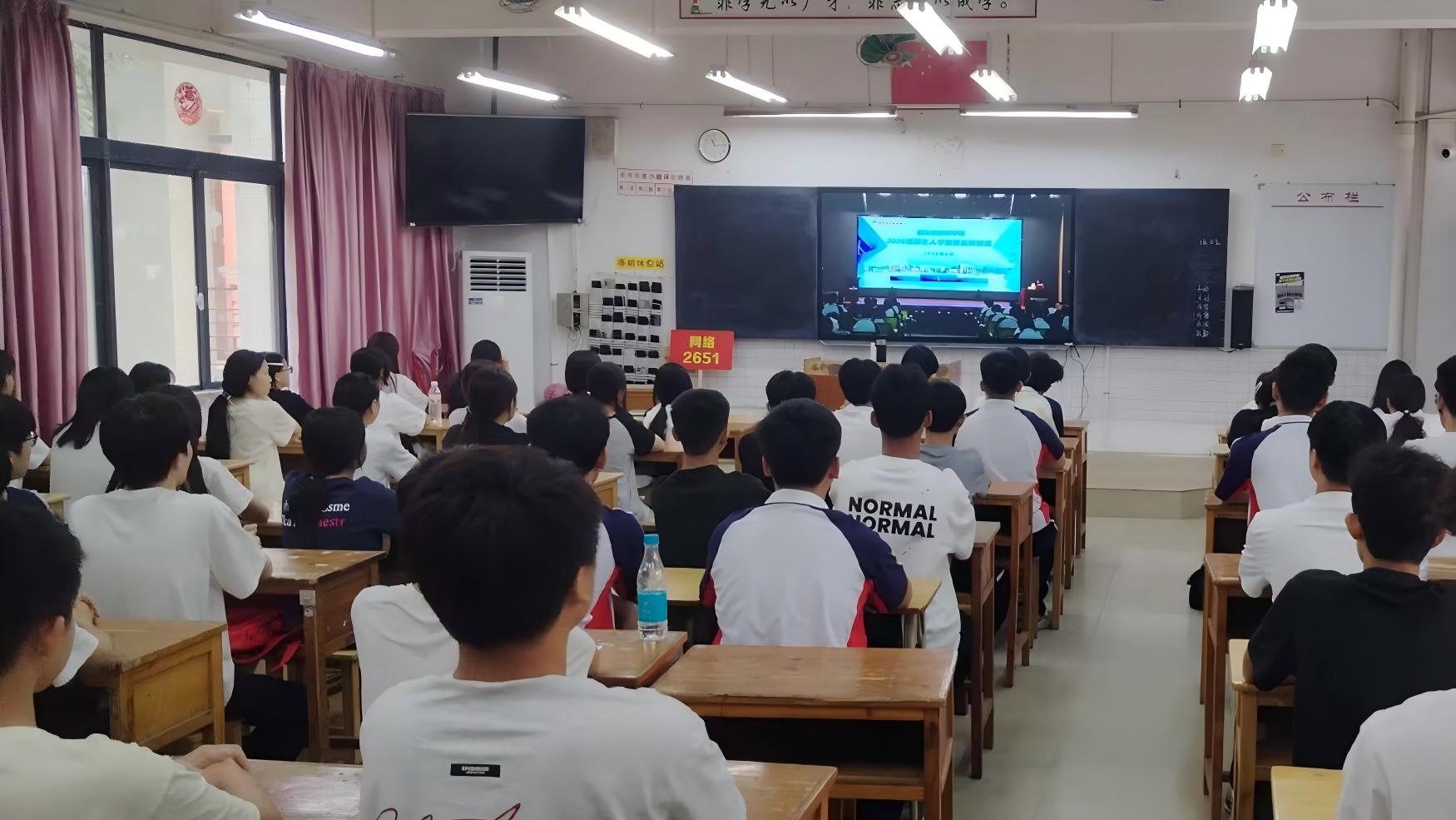 图7 新生班级在课室同步收看入学教育讲座直播.jpg 图7 新生班级在课室同步收看入学教育讲座直播.jpg