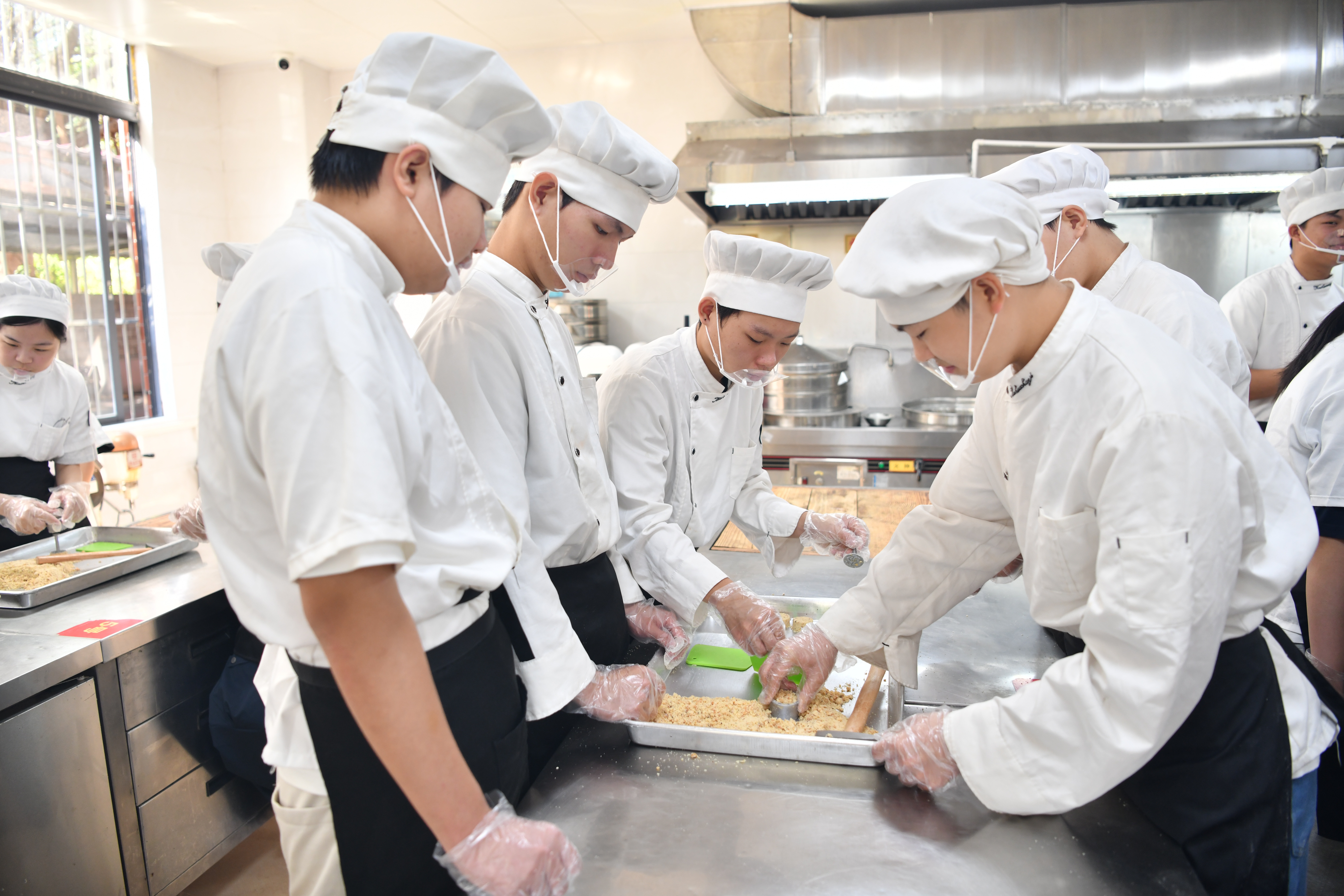 图六同学们分组体验米饼制作(1).JPG