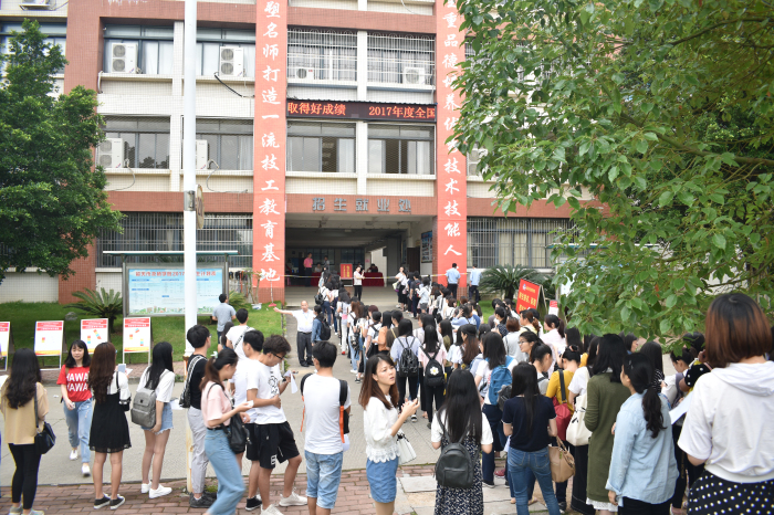 04 考生在考场入口处等候签到.jpg