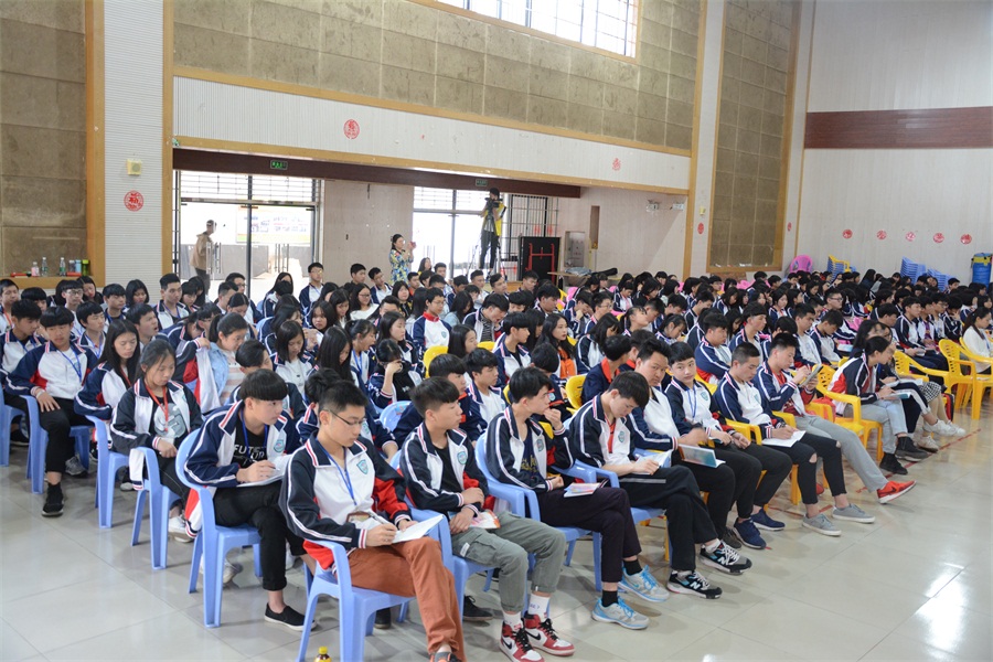 入团积极分子边听边认真做笔记.jpg
